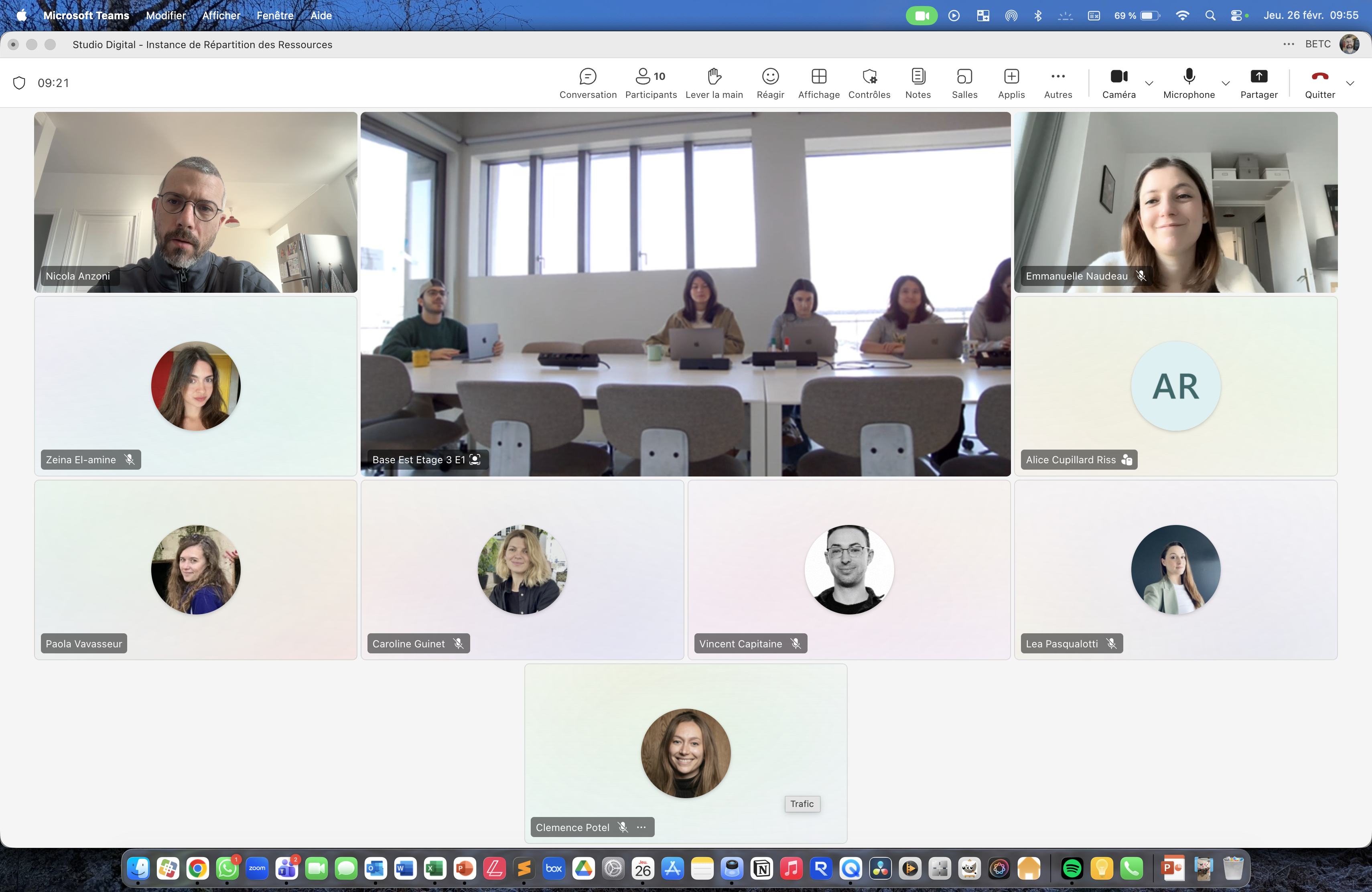Capture d’écran Microsoft Teams montrant une réunion d’équipe avec plusieurs participants en visioconférence.