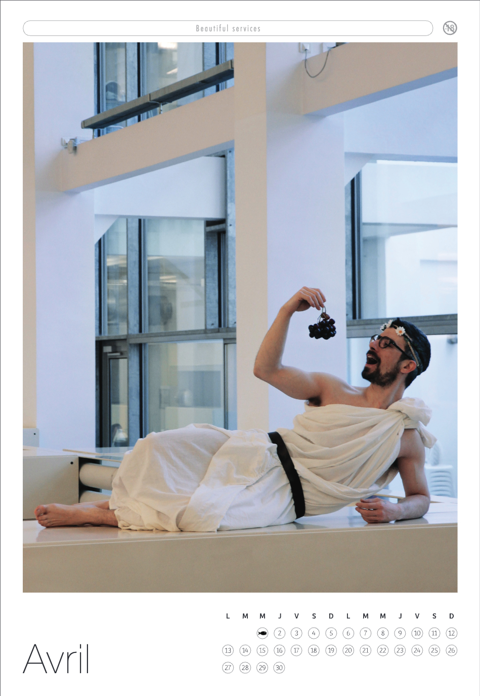 Moi, vêtu d'un drap blanc, etalé sur un compactus blanc, avec des raisns en main, comme un personnage de l'ancienne Rome.