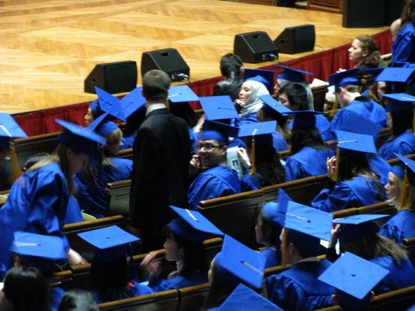 Nicola en premier plan dans m'openspace de l'agence Marcel World Wide