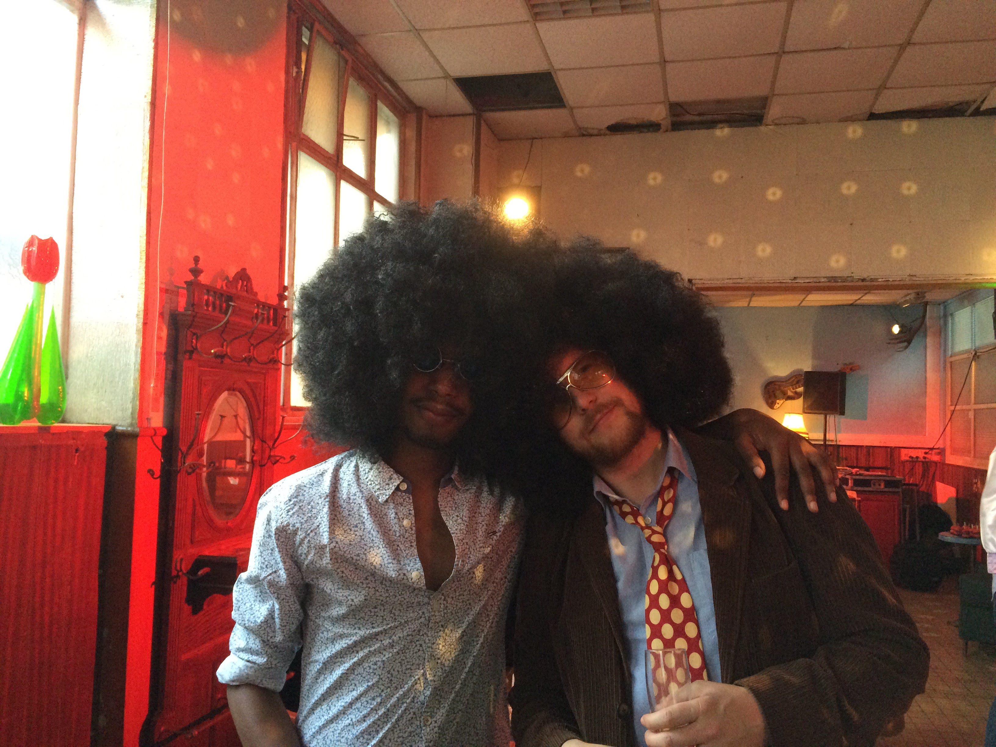 2 personnes déguisés avec des habits des années 60