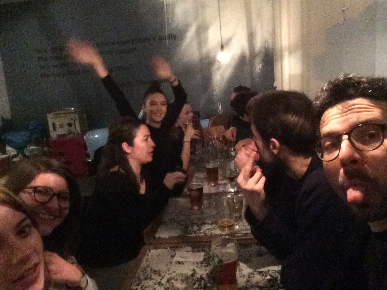 une longue table pleine de personnes.