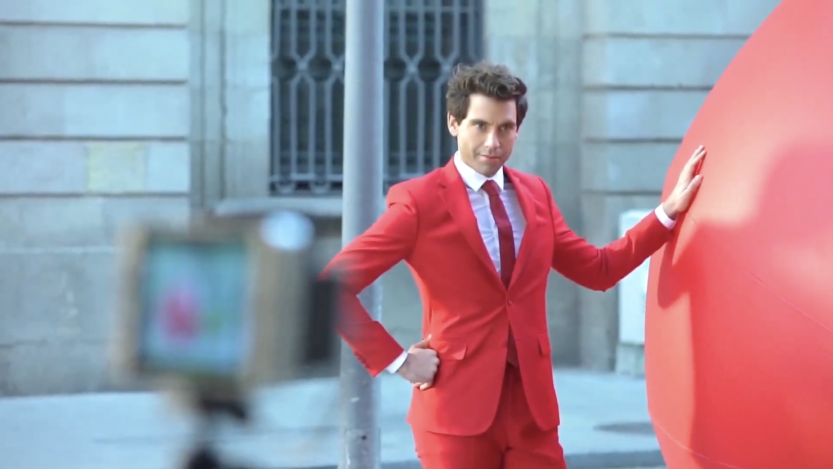 Mika en premier plan sur le lieu du tournage