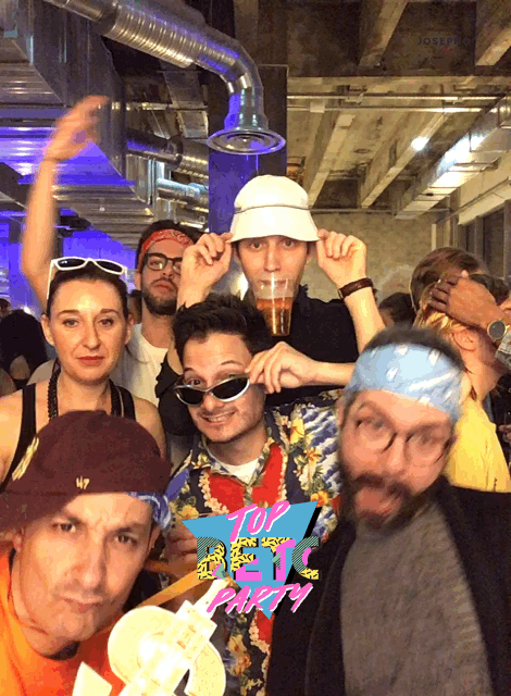 Groupe d’amis déguisés en tenue rétro colorée lors d’une soirée “Top Rétro Party”, posant devant un décor événementiel.