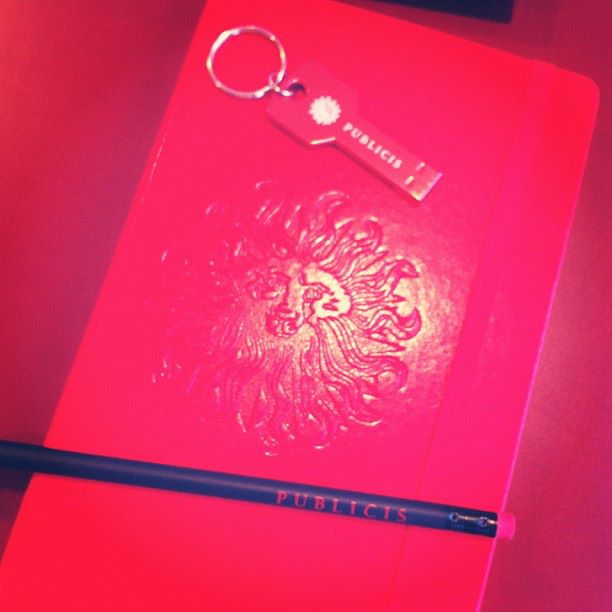 Le kit de bienvenu de l'agence Marcel World Wide : une cle USB, un crayon, un carnet