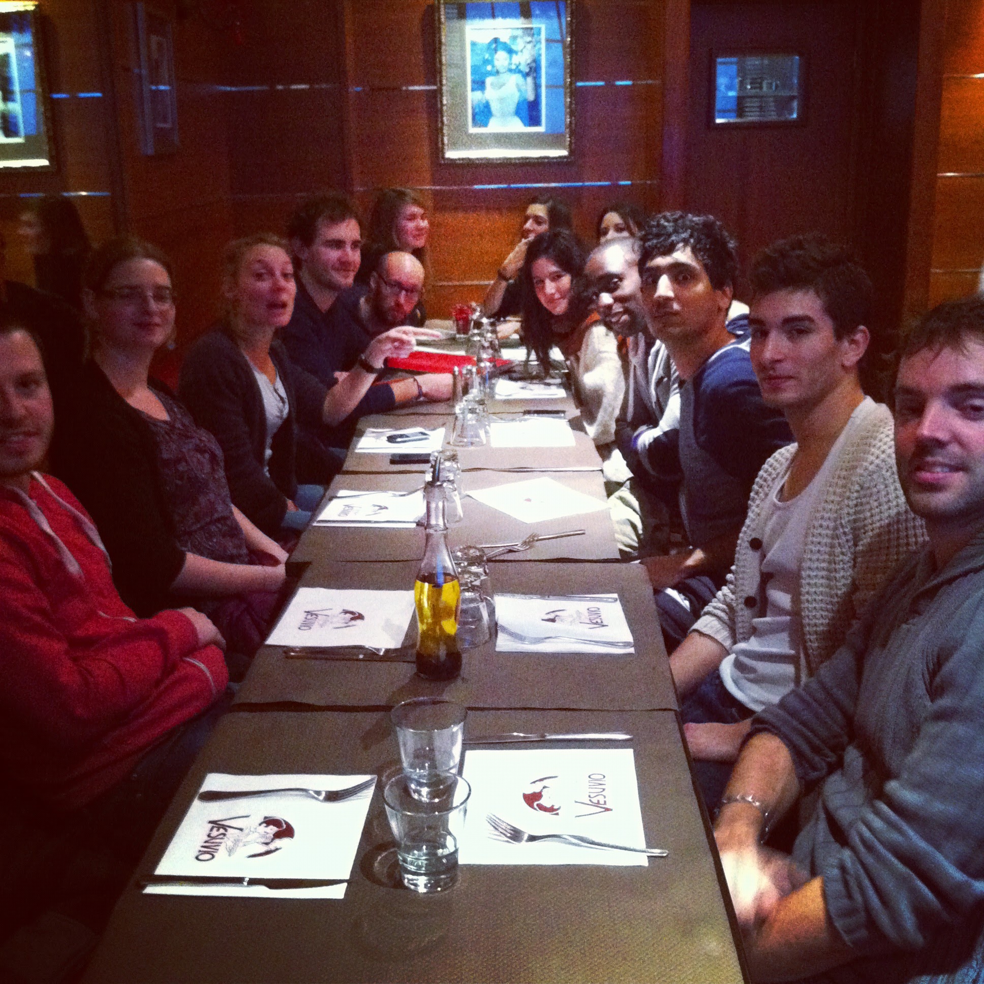 Dans un restaurant, il y a une longue table avec 13 personnes